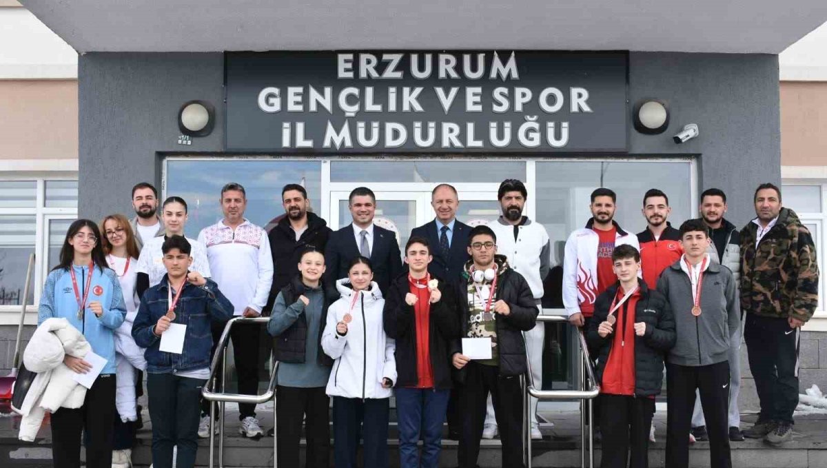 Şampiyon taekwondocular ödüllendirildi