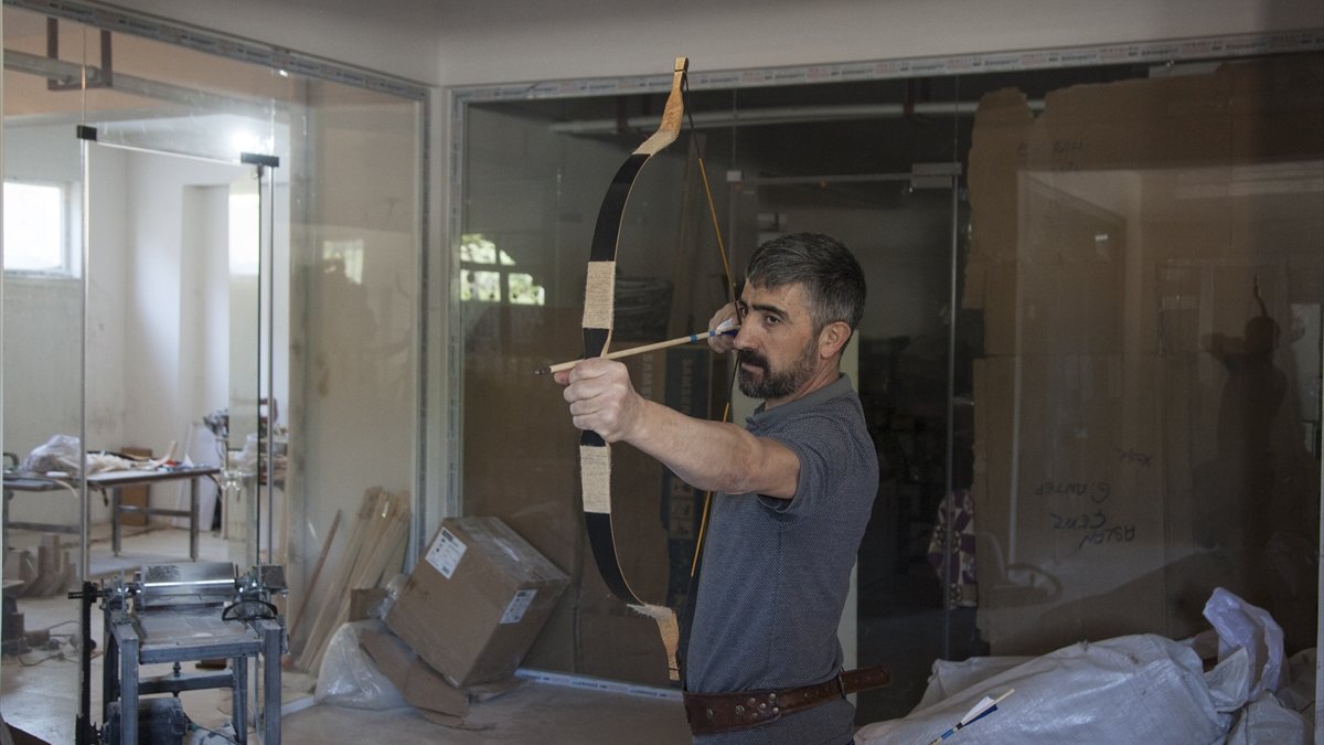 Sanal ortamda aldığı eğitimle ok ve yay üretmeye başladı