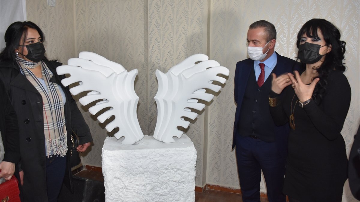 Sanat evine dönüştürdüğü çay ocağında heykel sergisi açtı