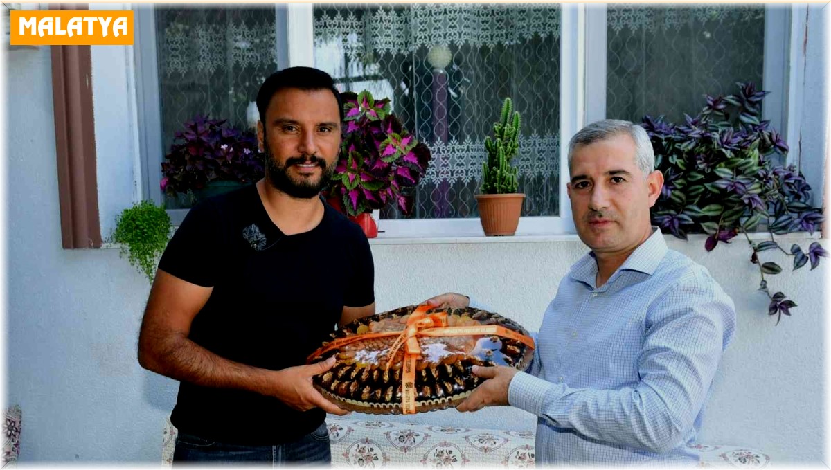 Sanatçı Alişan, Malatya'da dut pestiline hayran kaldı