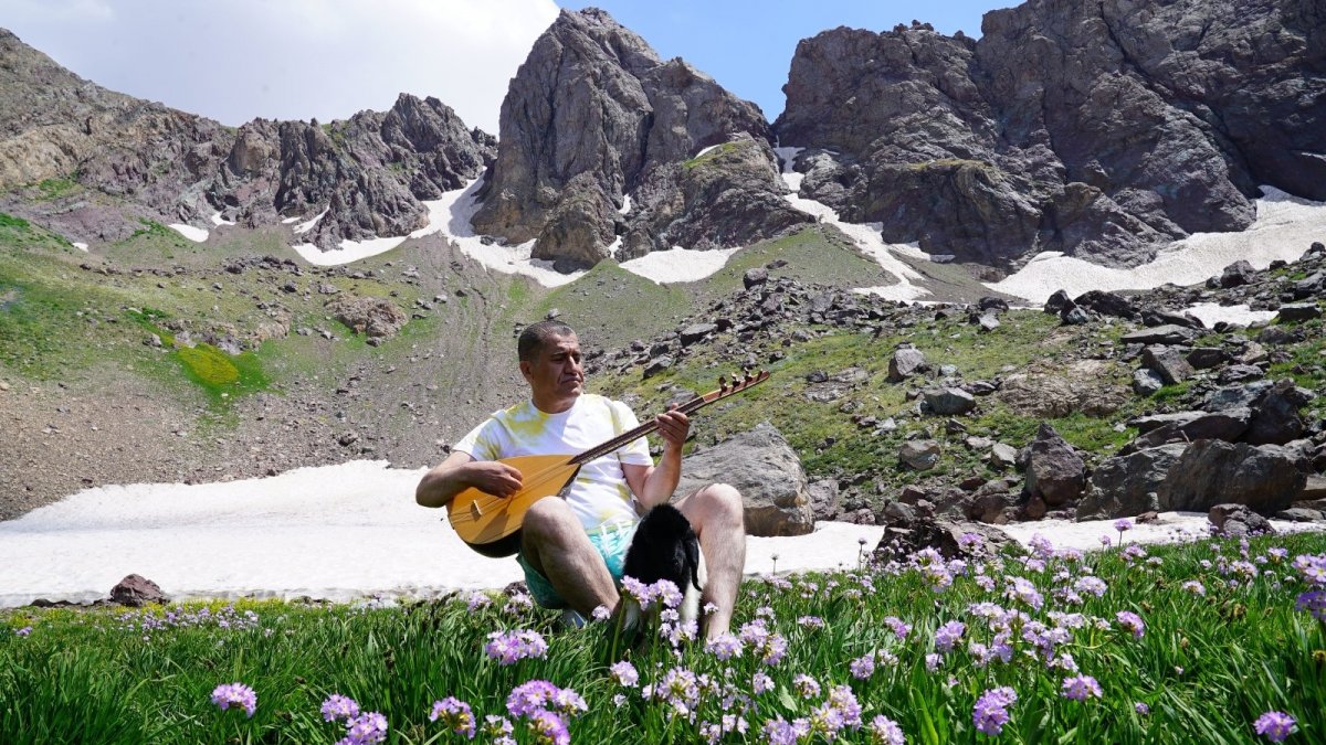 Sanatçı Aydın Aydın Cilo-Sat Dağları'nda kar ve çamur banyosu yaptı