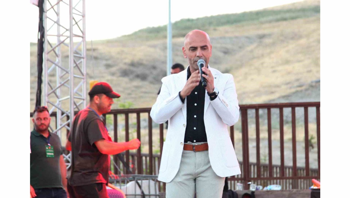Sanatçı Gürhan Ötün'ün, Ahlat konseri büyük ilgi gördü