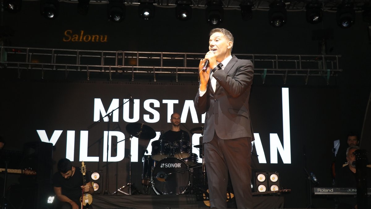 Sanatçı Mustafa Yıldızdoğan, "Erzincanfest 2022" kapsamında konser verdi