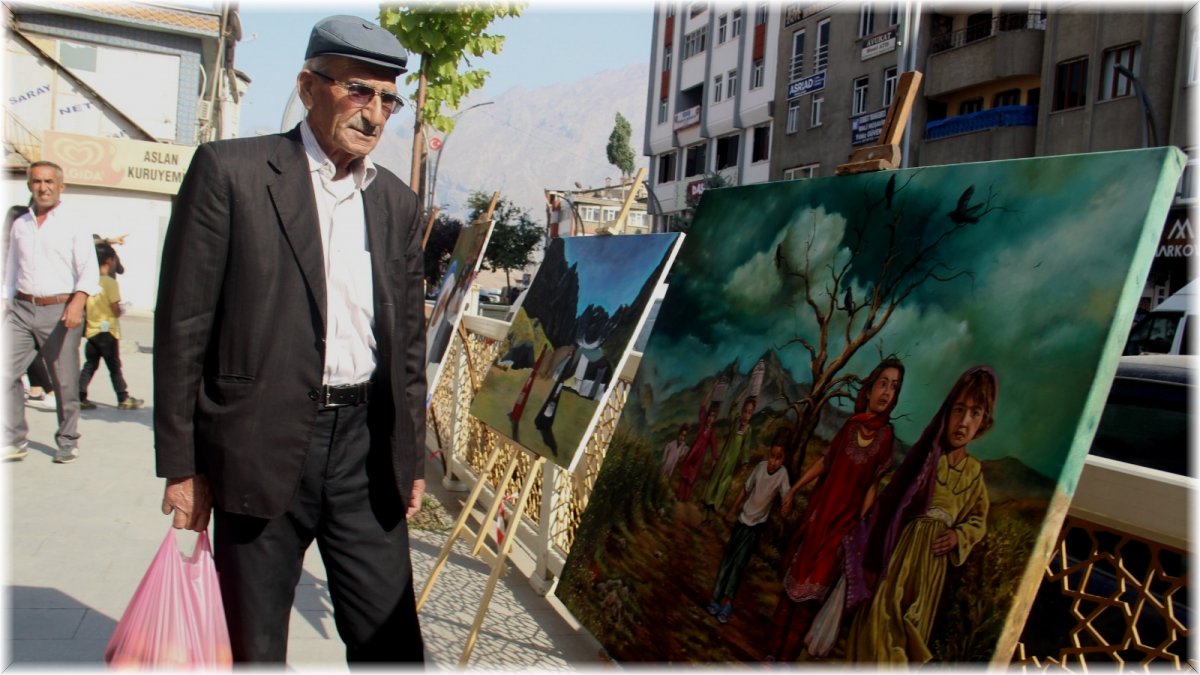 Sanatseverler açık alanda sergi açtı