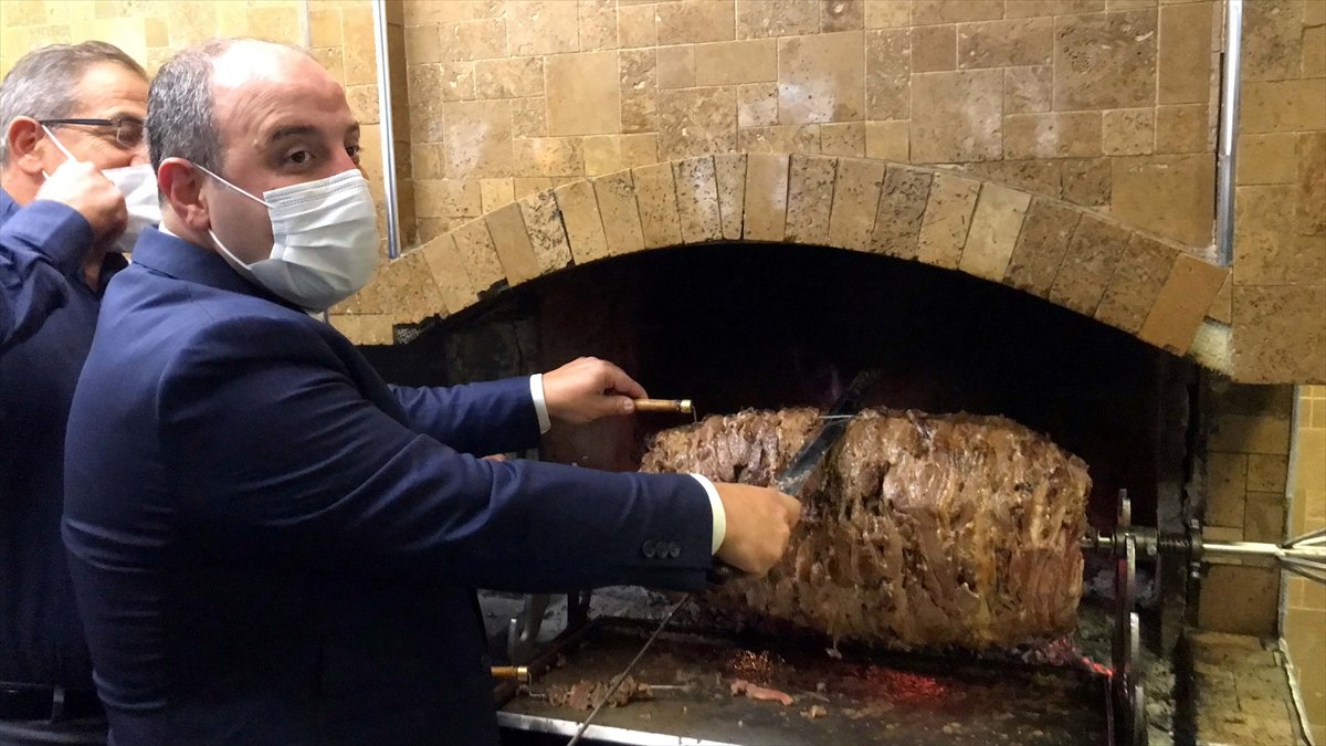 Sanayi ve Teknoloji Bakanı Varank, Erzurum'da cağ kebabı kesti