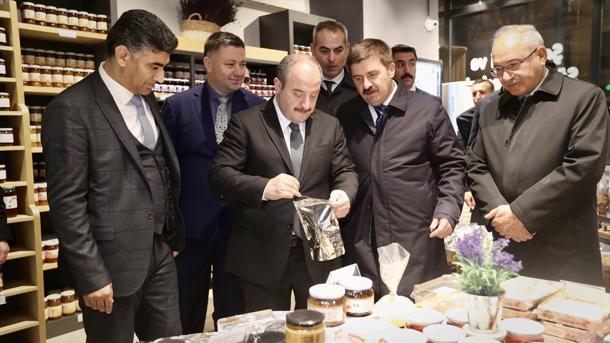 Sanayi ve Teknoloji Bakanı Varank, Iğdır'da esnafı ziyaret etti