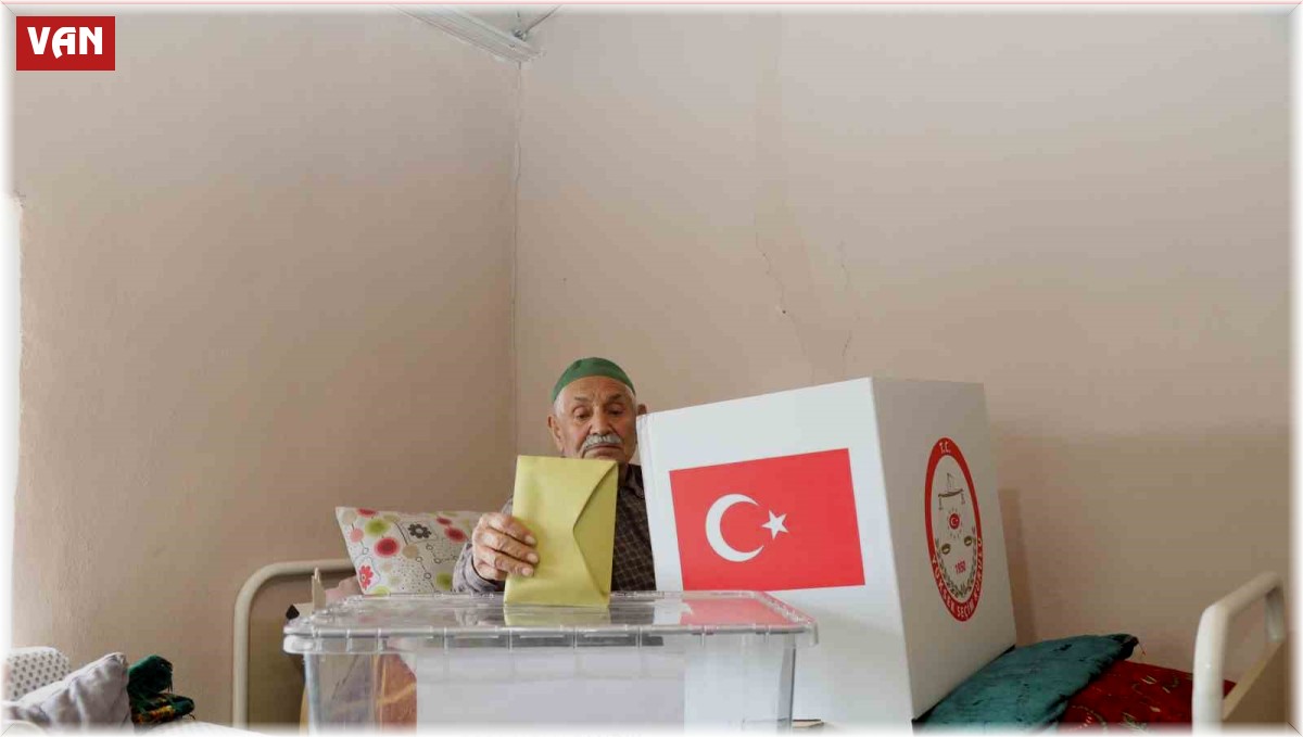 Sandığa gidemeyenlerin evine sandık götürüldü