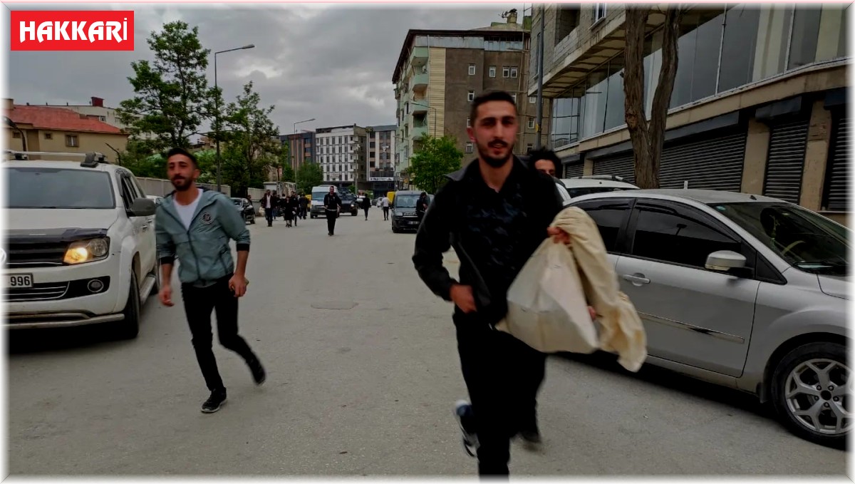 Sandık görevlileri geç kalmamak için koşarak oyları yetiştirdi