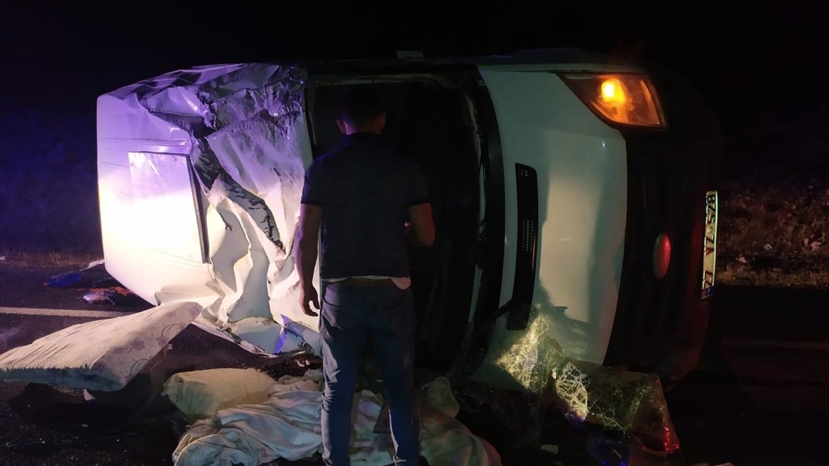 Şanlıurfa'da minibüs devrildi: 7 yaralı