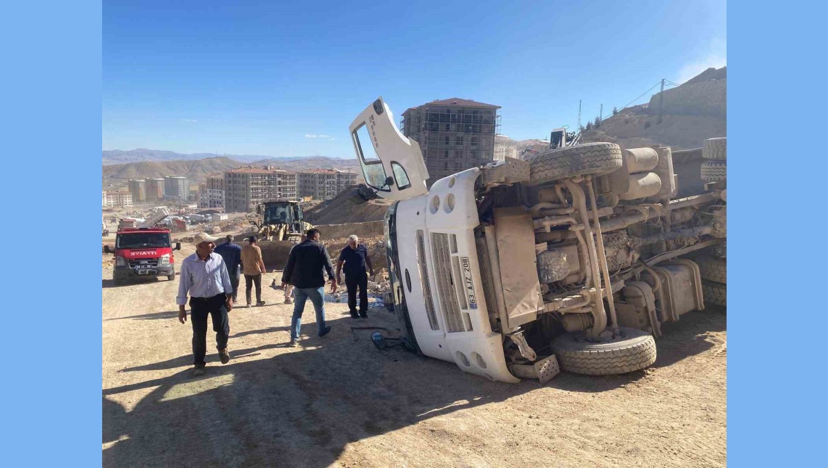 Şantiye de kontrolden çıkan hafriyat kamyonu devrildi: 1 yaralı