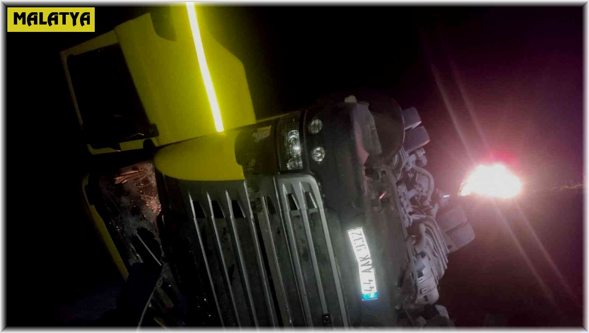 Şarampole devrilen tırın sürücüsü yaralandı