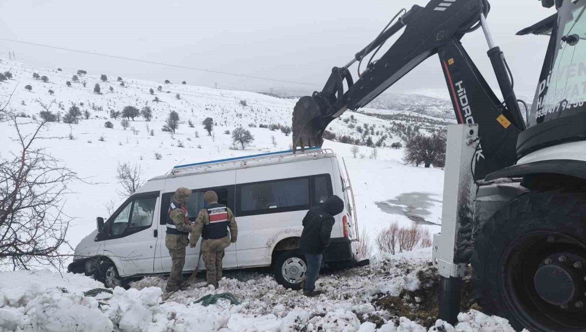 Şarampole sürüklenen minibüs, ekipler tarafından kurtarıldı
