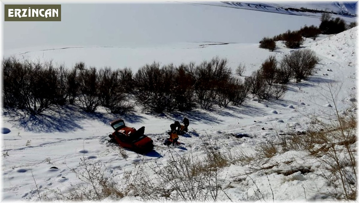 Şarampole uçan otomobildeki 3'ü ağır toplam 4 kişi yaralandı