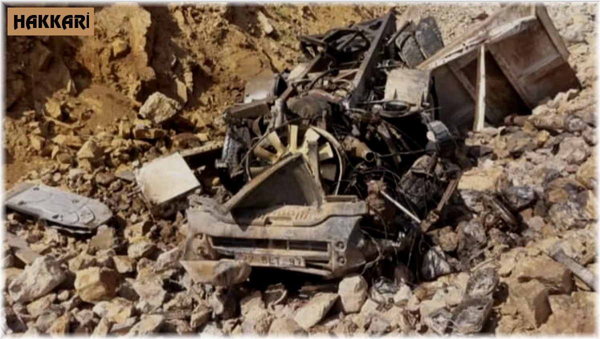 Şarampole yuvarlanan kamyondan atlayan sürücü yara almadan kurtuldu