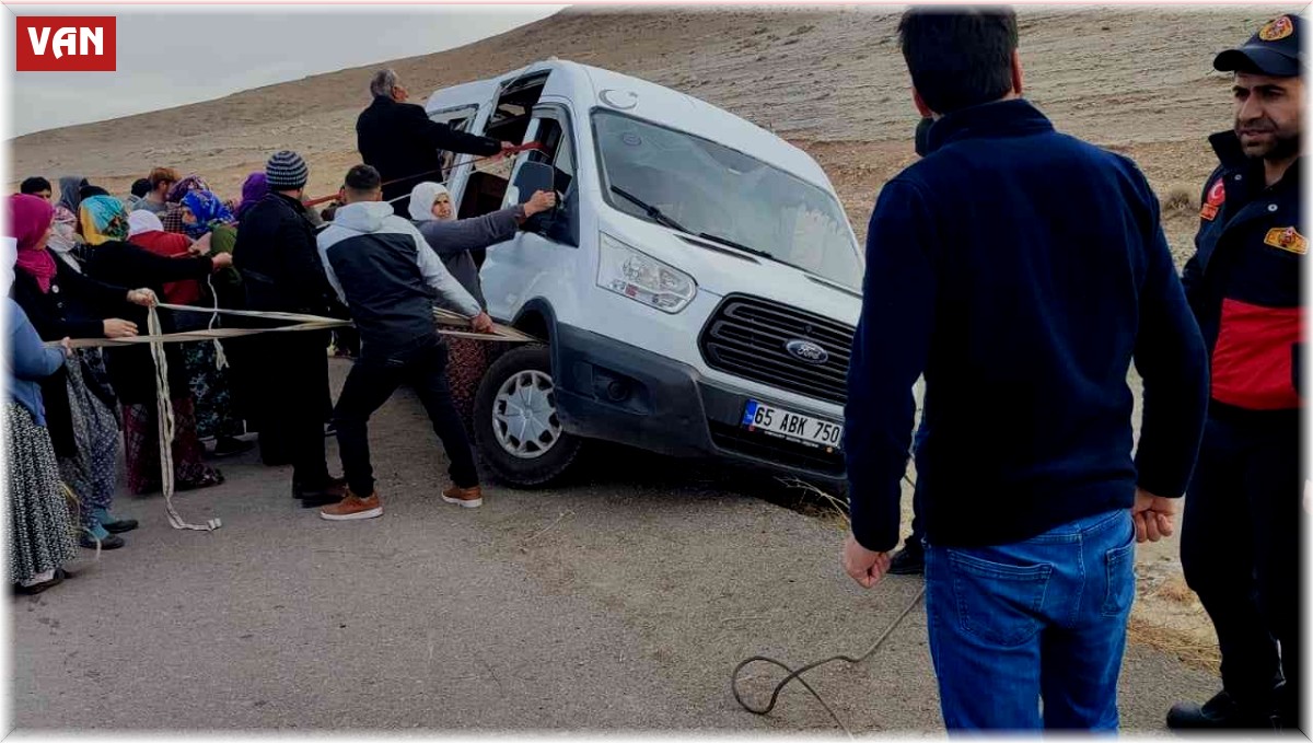 Şarampole yuvarlanmaması için iple minibüsü böyle tuttular