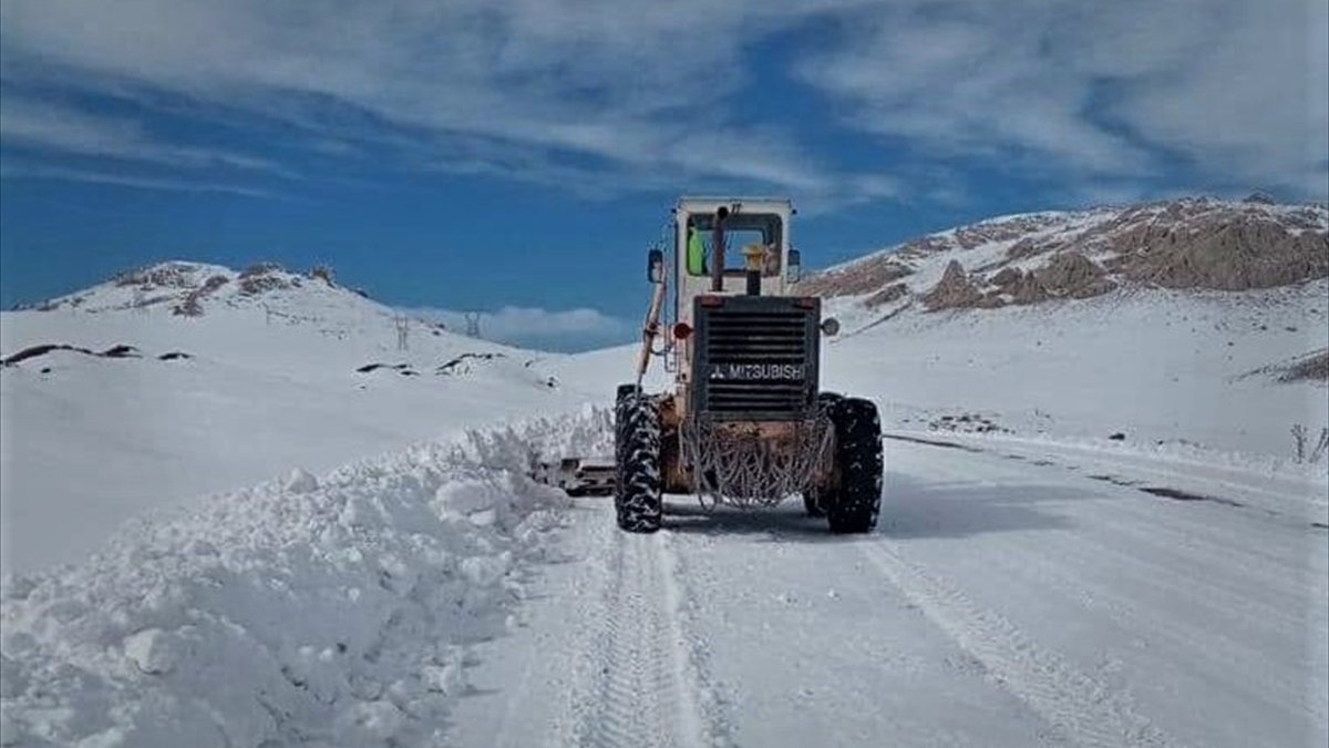 Saray Belediyesi kırsaldaki mahalle yollarını kardan temizliyor