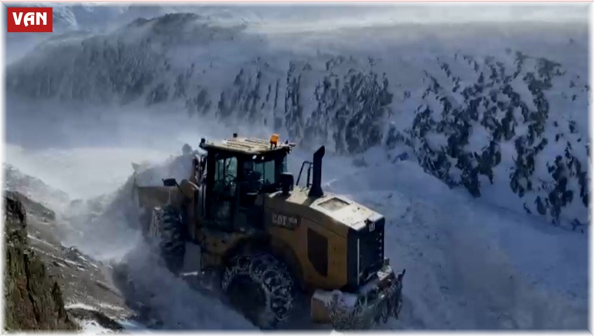 Saray'da karla mücadele çalışmaları devam ediyor