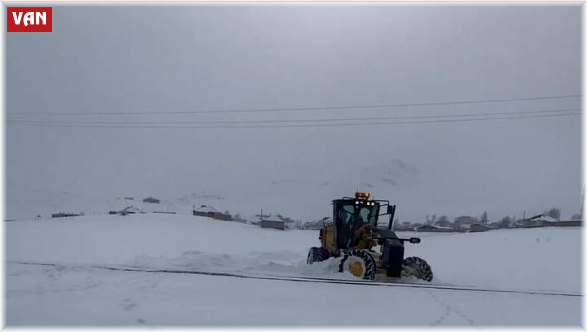 Saray'da karla mücadele çalışması devam ediyor
