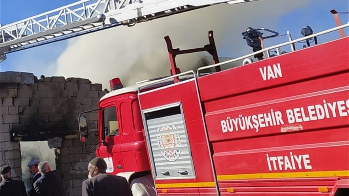 Saray'da kömürlük yangını