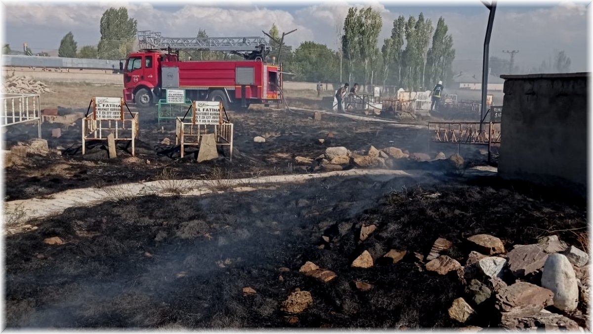 Saray'da mezarlık yangını