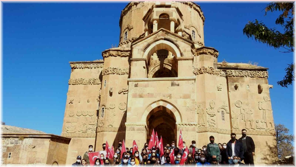 Saray ve Başkale'deki öğrenciler Akdamar Adası'nı ziyaret etti