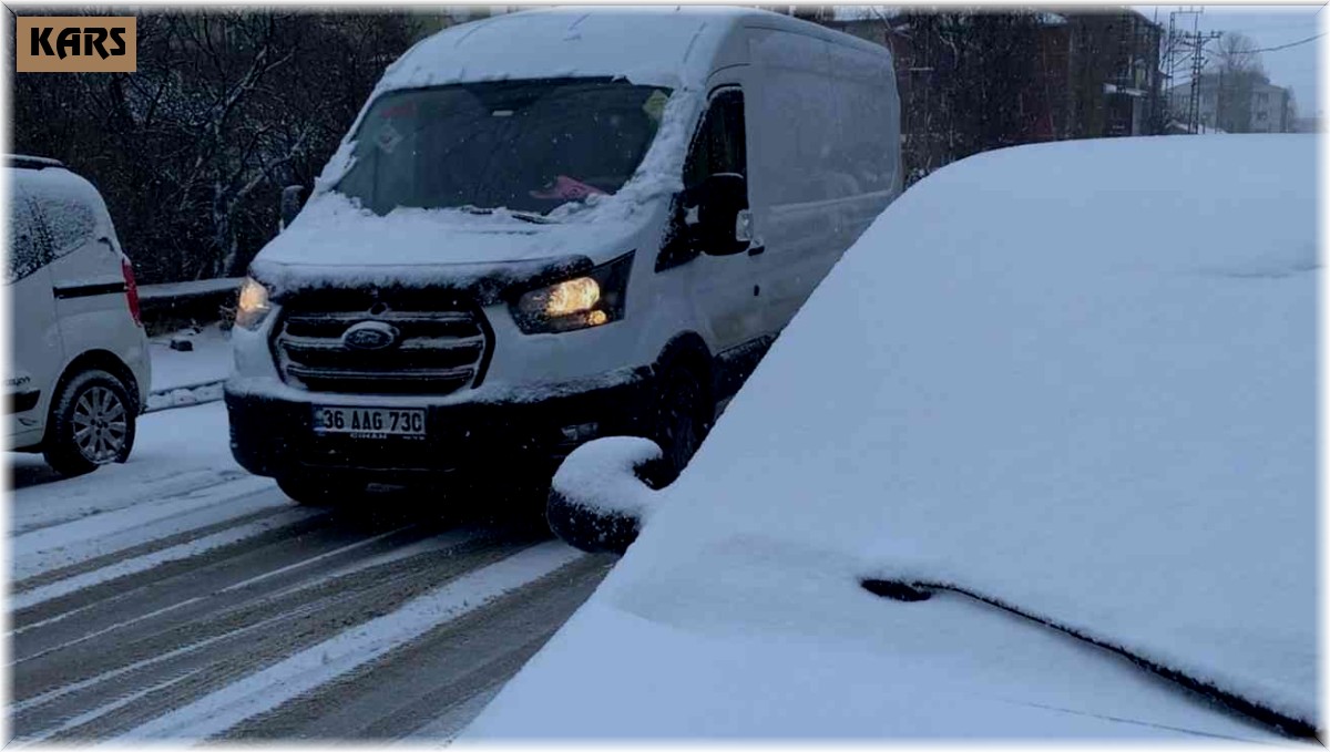 Sarıkamış'a aralık kar ile geldi