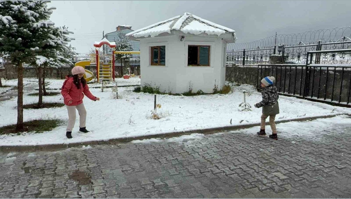 Sarıkamış'a mevsimin ilk karı yağdı