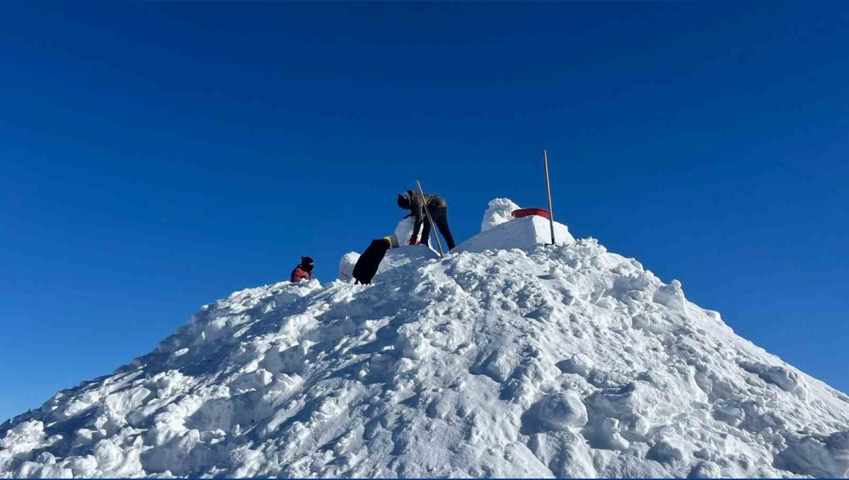 Sarıkamış Harekatı'nda şehit düşen askerlerin kardan heykellerinin yapımına başlandı