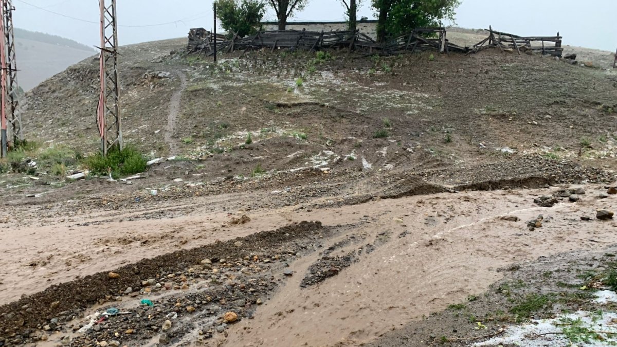Sarıkamış'ı sel vurdu, ev ve iş yerlerini su bastı
