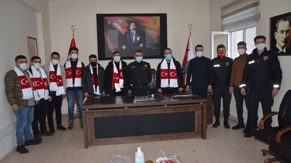 Sarıkamış İlçe Emniyet Müdürü Özer'den esnafa plaket