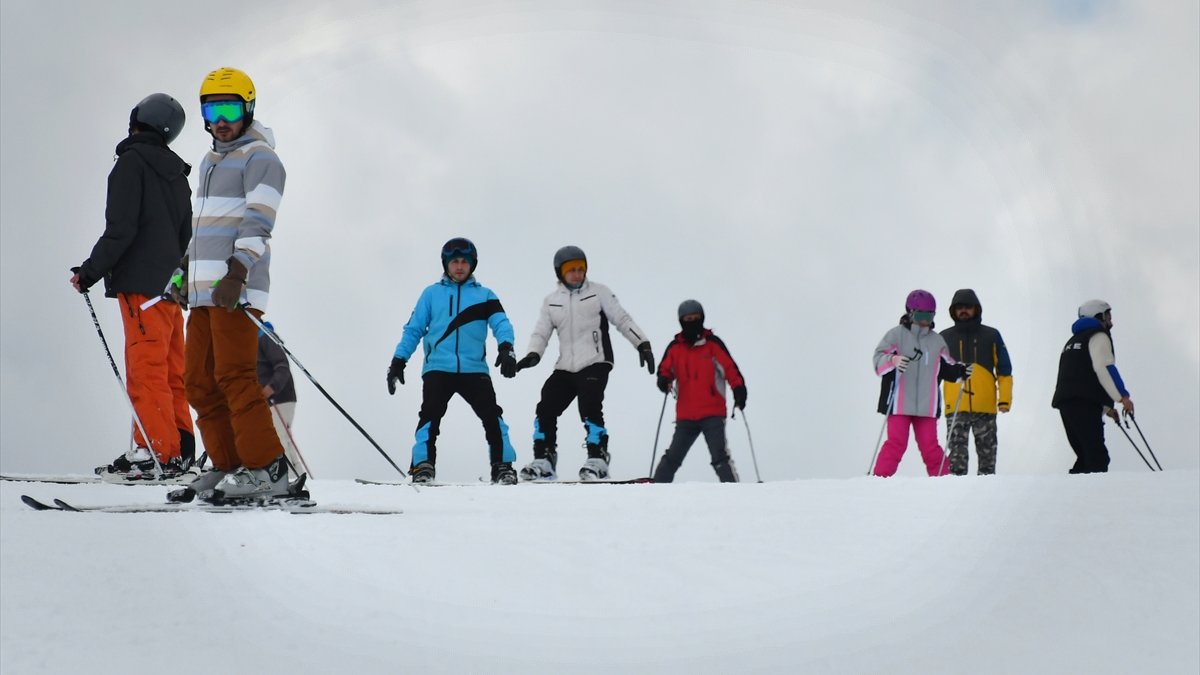 Sarıkamış Kayak Merkezi'nde turistler ilkbaharda kayak yapmanın keyfini çıkarıyor