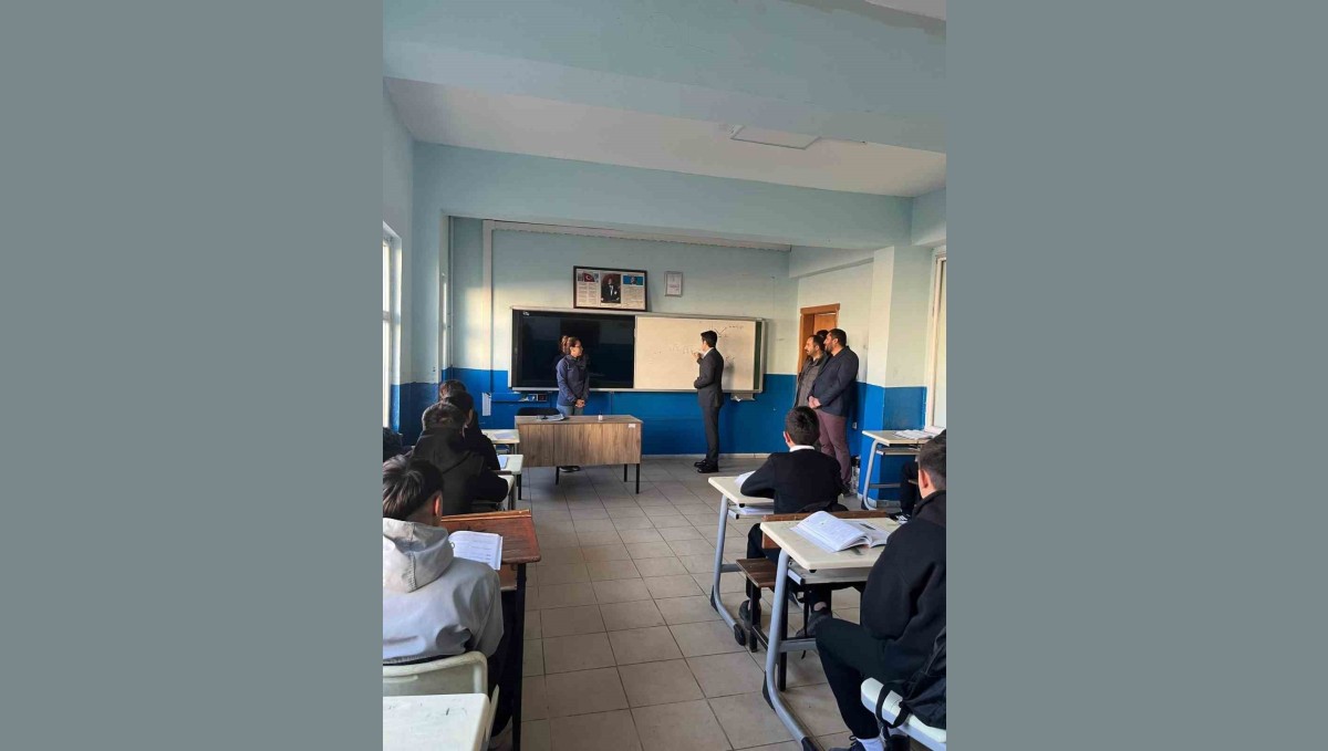 Sarıkamış Kaymakamı öğretmen ve öğrencilerle bir araya geldi