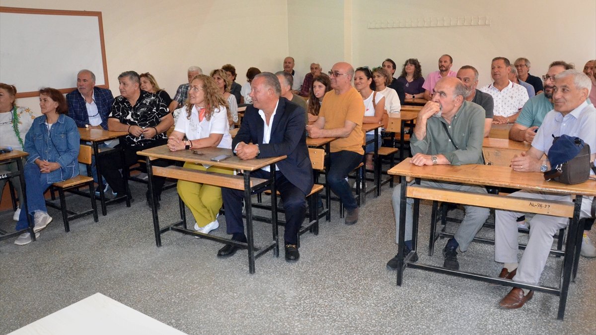 Sarıkamış Lisesi mezunları 40 yıl sonra aynı sıralarda buluştu