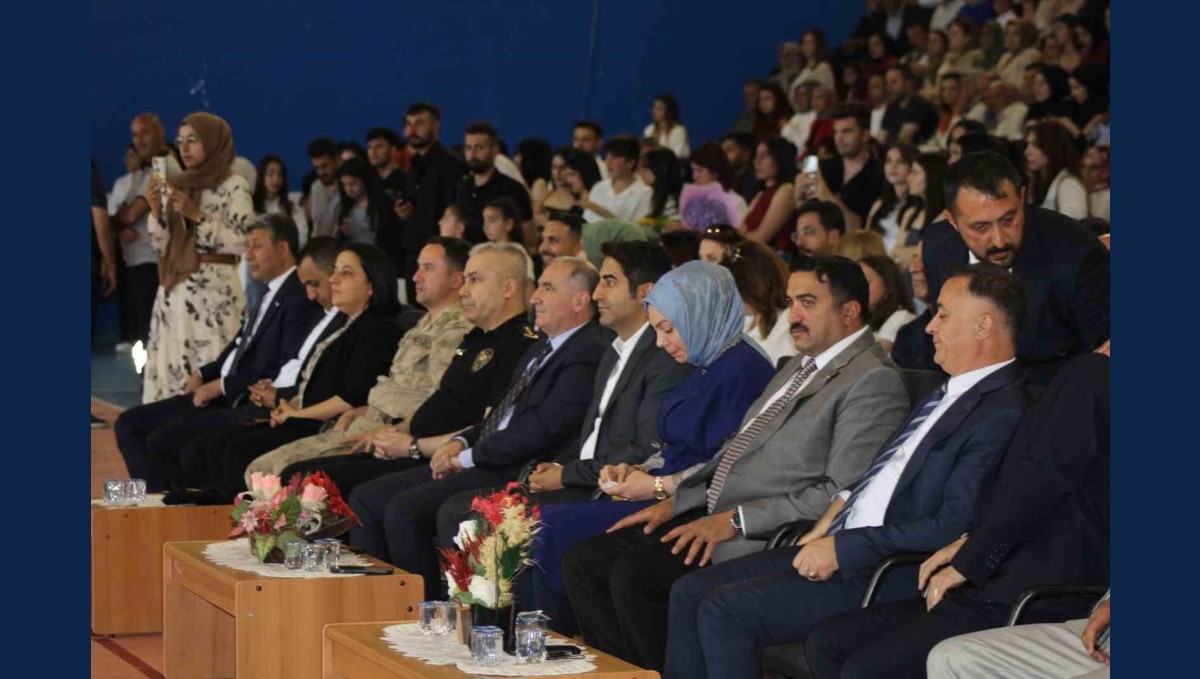 Sarıkamış Meslek Yüksekokulu'da mezuniyet coşkusu