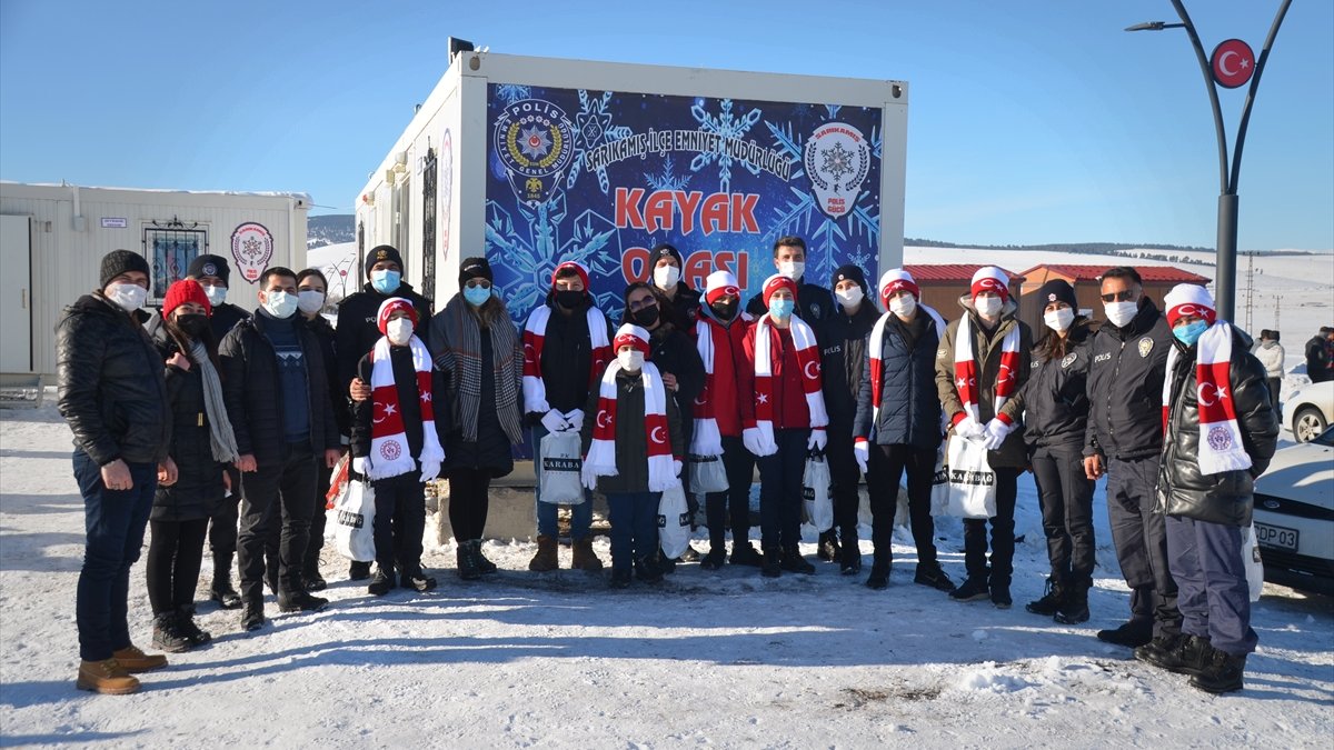 Sarıkamış Polis Gücü Spor Kulübü'nün kayak eğitimleri sürüyor