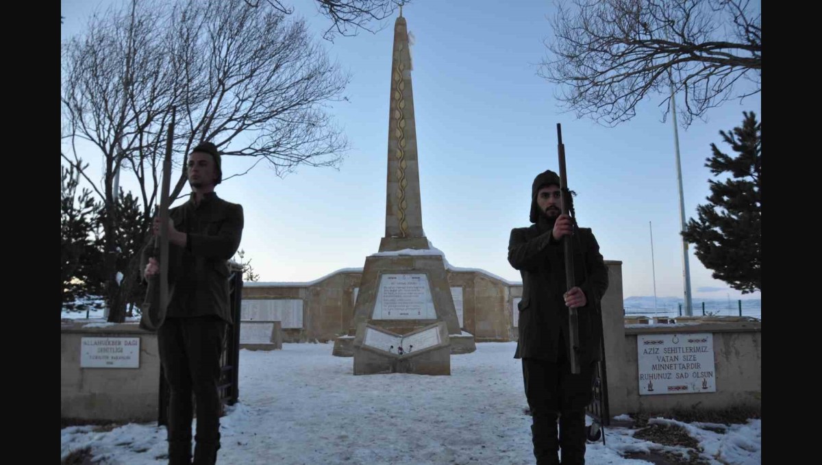 Sarıkamış şehitleri için eksi 10 derecede saygı nöbeti