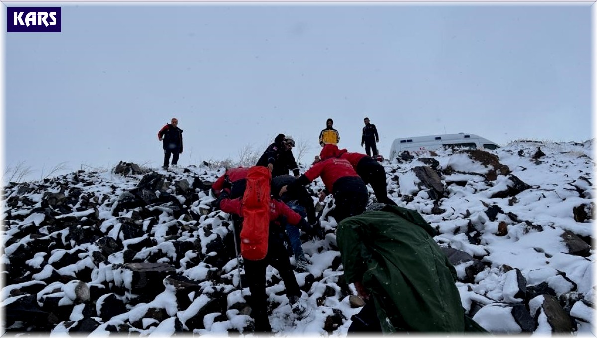 Sarıkamış'ta 2 kişi donmak üzereyken kurtarıldı
