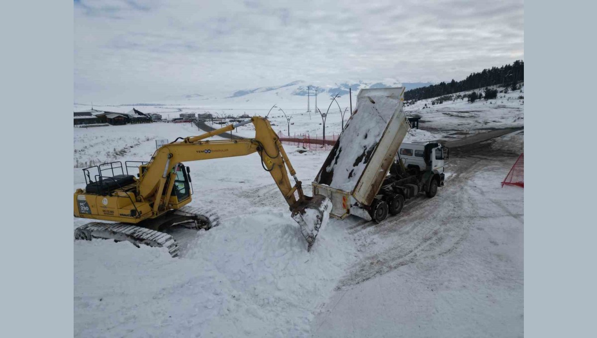 Sarıkamış'ta asker heykellerin yapımı için kar taşınıyor