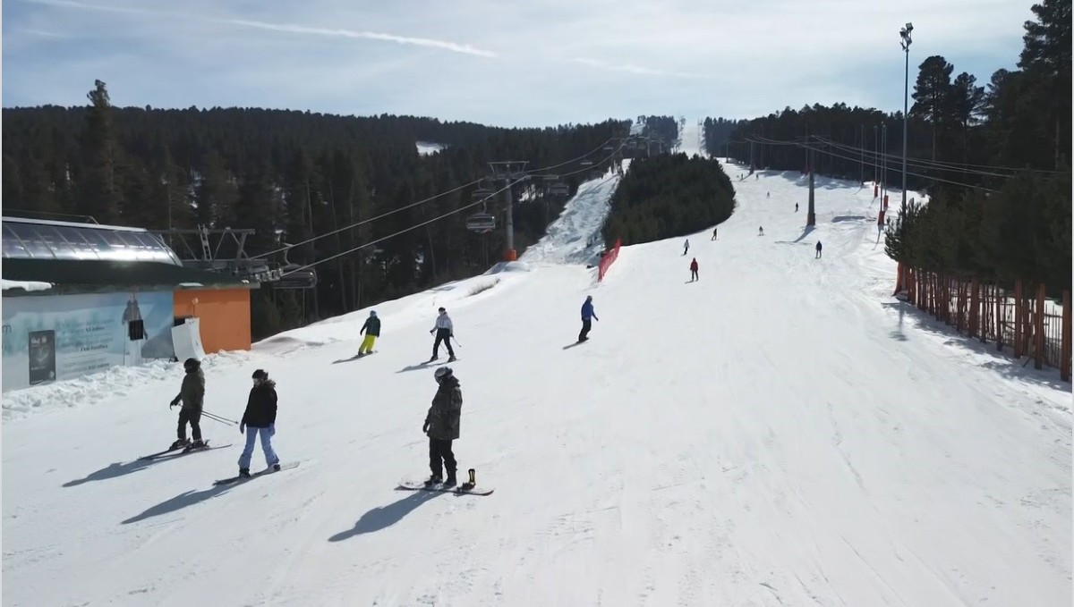 Sarıkamış'ta baharda kayak keyfi sürüyor