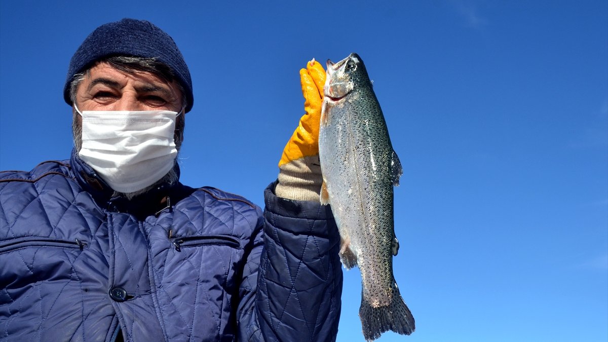 Sarıkamış'ta balık üreticileri soğuklardan olumsuz etkileniyor