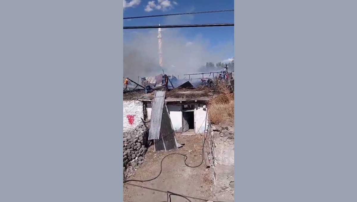 Sarıkamış'ta çıkan yangında 2 ev yandı