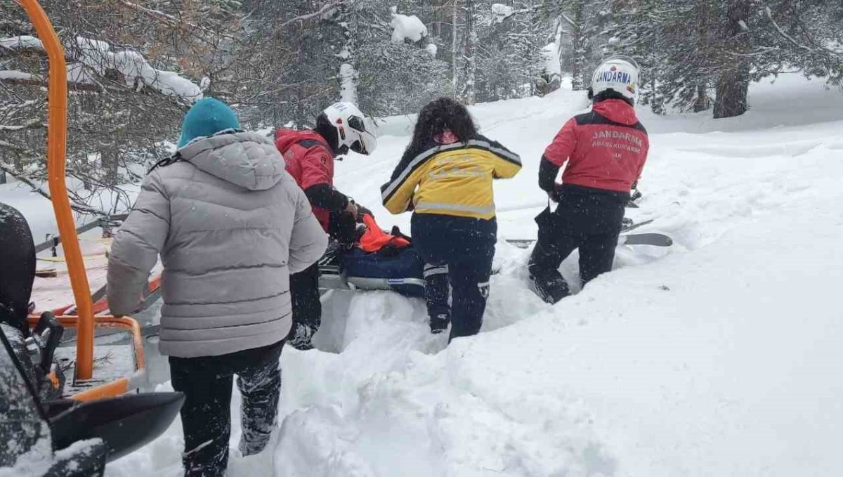 Sarıkamış'ta düşerek ayağını kıran kadının imdadına JAK ekipleri yetişti