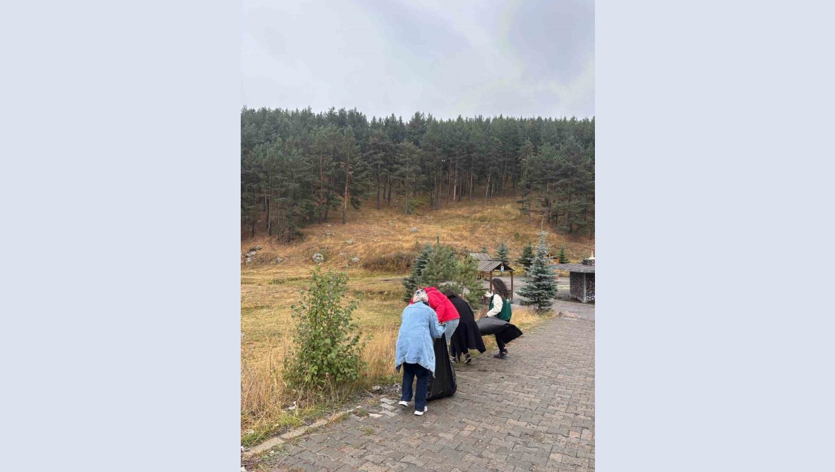 Sarıkamış'ta gençler çevre temizliği yaptı