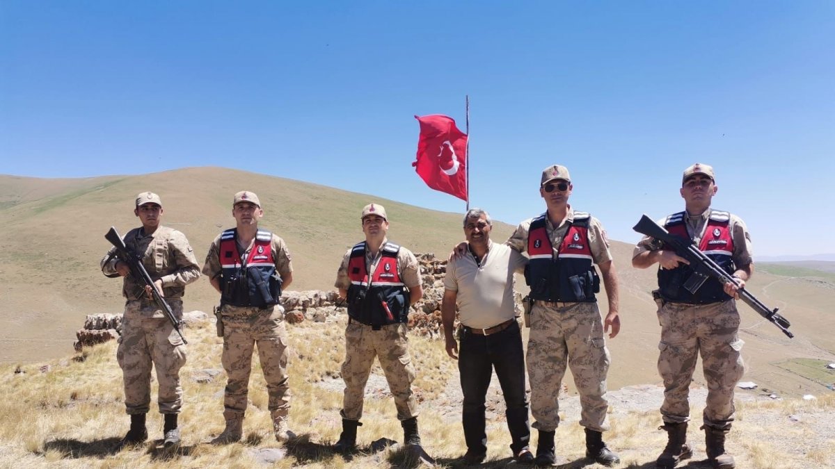 Sarıkamış'ta jandarma şehitliklerin bayraklarını değiştirdi