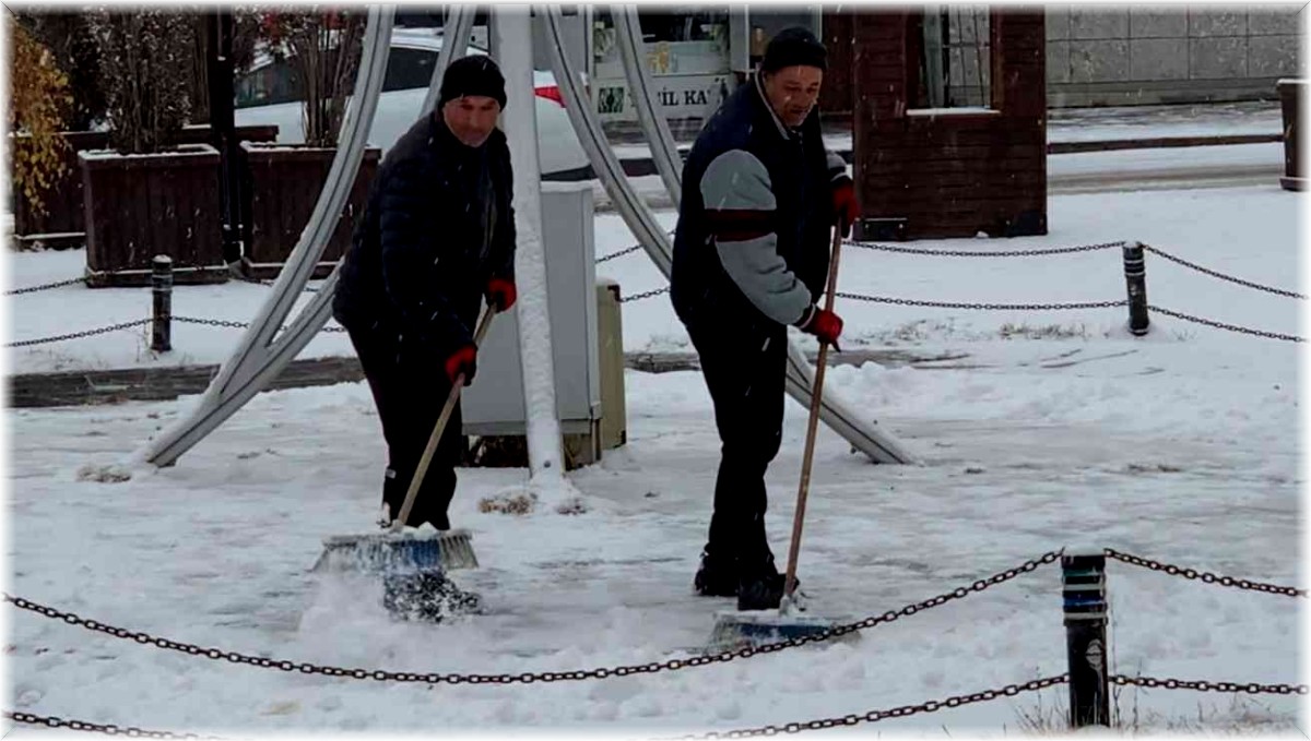 Sarıkamış'ta kar yağışı etkili oluyor