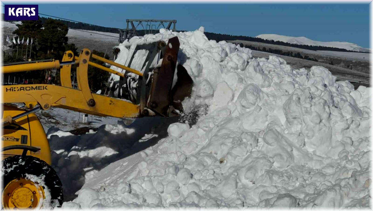 Sarıkamış'ta kardan şehit heykelleri taşınan karla yapılacak
