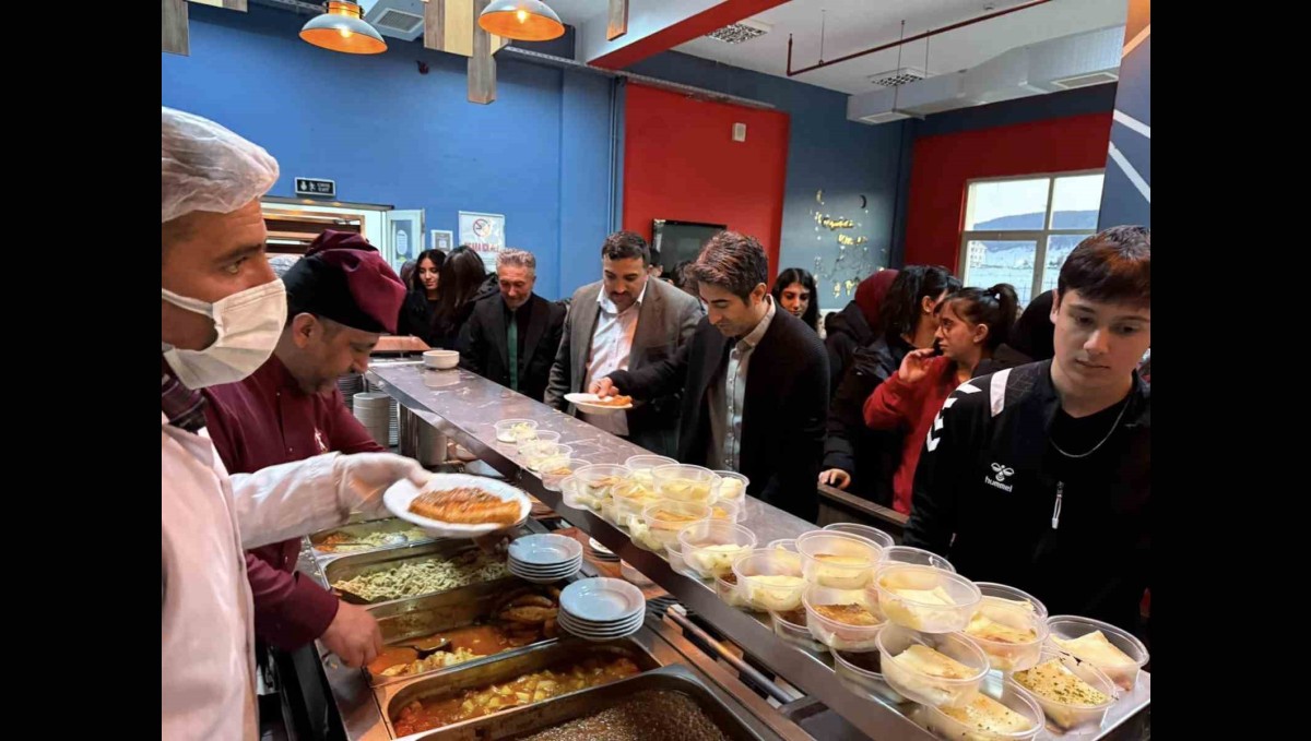Sarıkamış'ta kaymakam ve belediye başkanı öğrencilerle iftar açtı