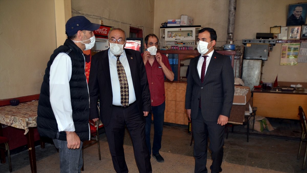 Sarıkamış'ta Kovid-19 tedbirleri kapsamında çay ocakları kapatıldı