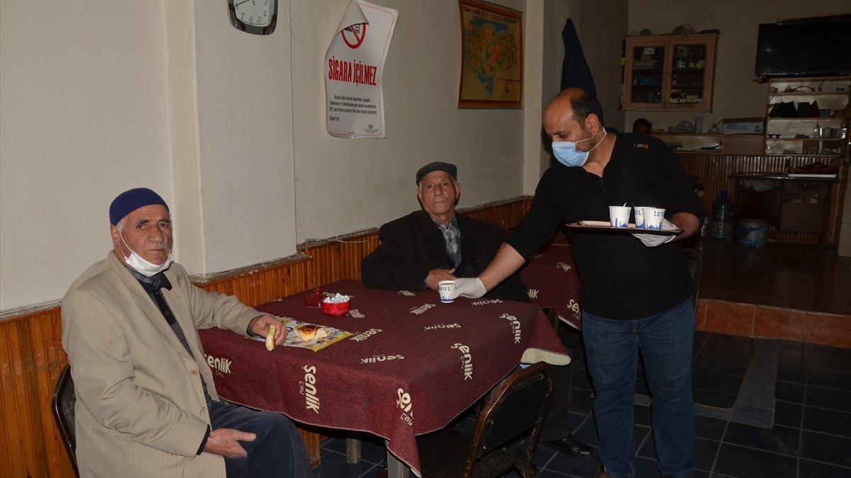 Sarıkamış'ta Kovid-19 tedbirleri kapsamında kapatılan çay ocakları açıldı