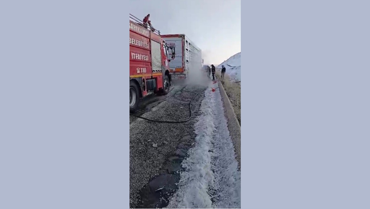 Sarıkamış'ta lastiği patlayan tır alev aldı